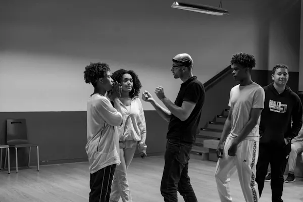 Vliegen, giechelen, spiegelen: op de set van I Don't Wanna Dance